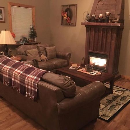 Gas Fireplace, Firepit, And Cedar Adirondack Chair Spencer Luaran gambar