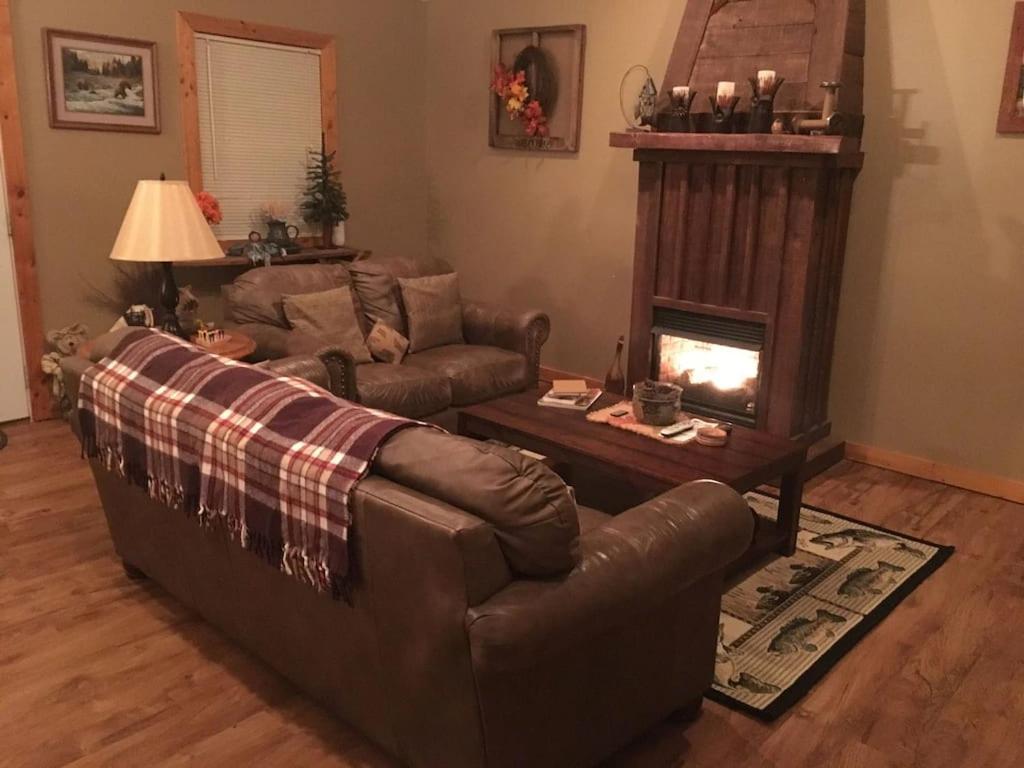 Gas Fireplace, Firepit, And Cedar Adirondack Chair Spencer Luaran gambar