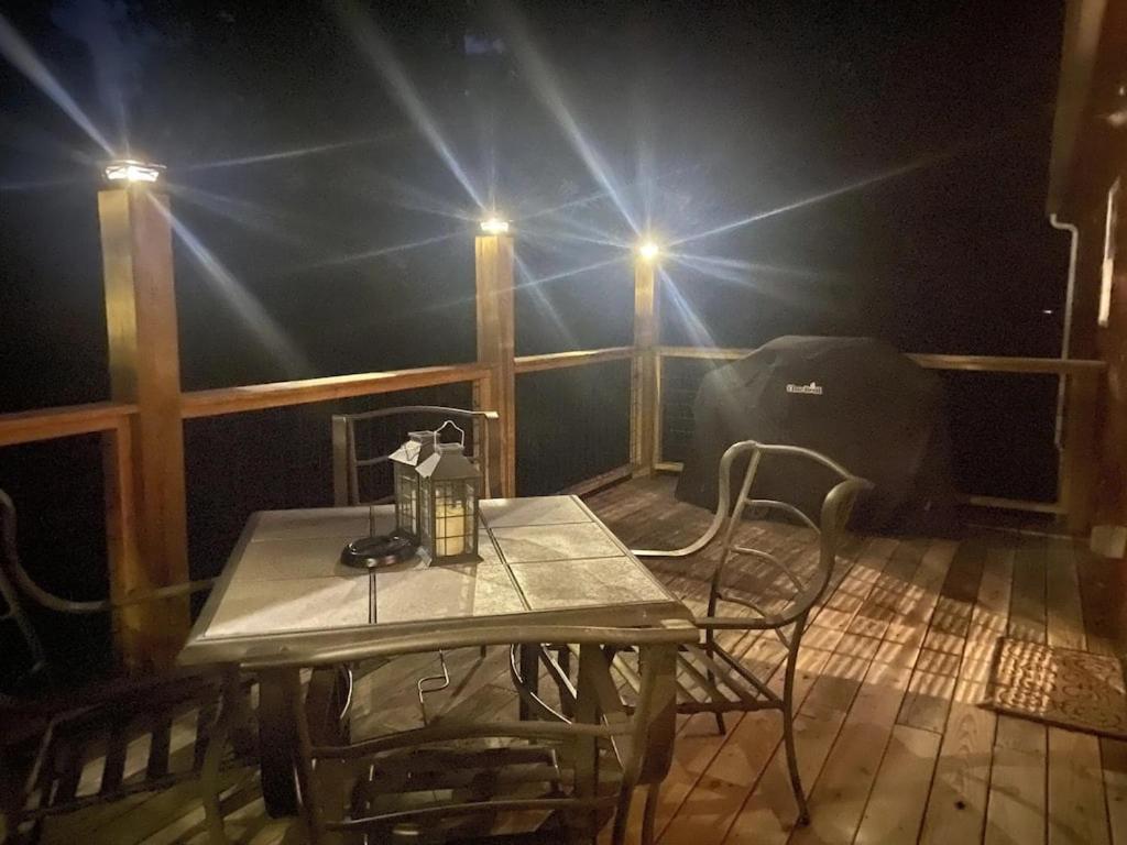 Gas Fireplace, Firepit, And Cedar Adirondack Chair Spencer Luaran gambar