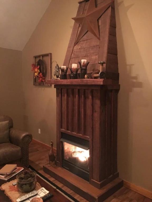 Gas Fireplace, Firepit, And Cedar Adirondack Chair Spencer Luaran gambar