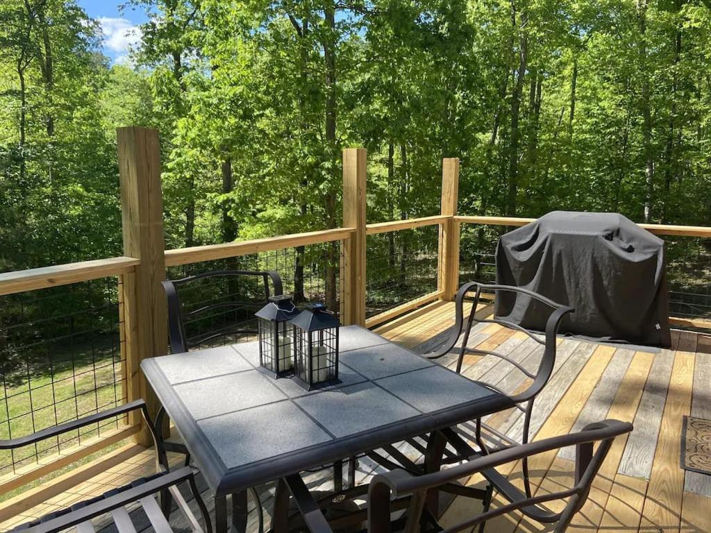 Gas Fireplace, Firepit, And Cedar Adirondack Chair Spencer Luaran gambar